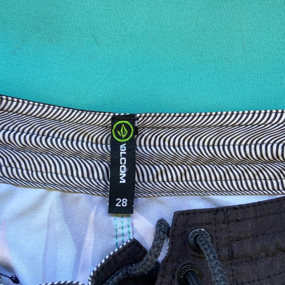Volcom board shorts - Picture 2 of 5